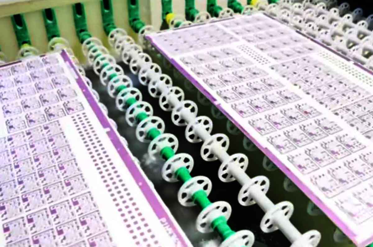 PCB板蚀刻工艺：从退模到AOI检测的精湛技艺，PCB板贴膜技术分享  第1张