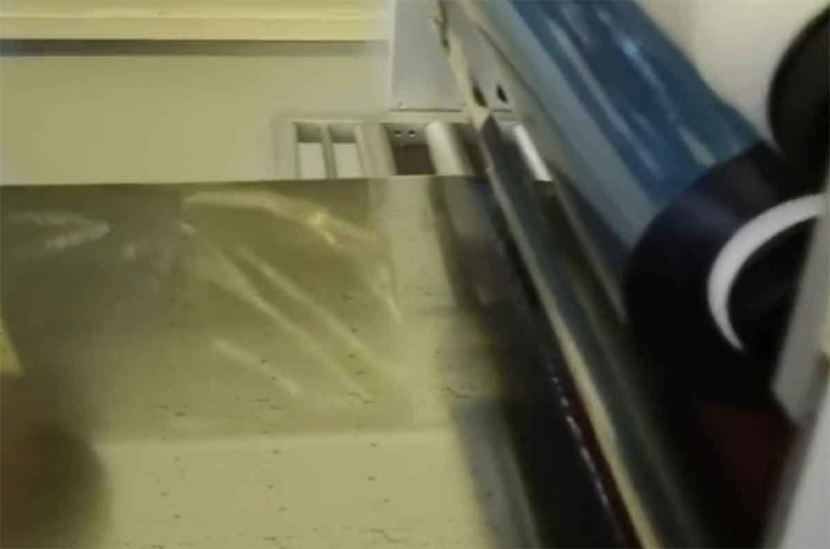 PCB真空贴膜机比传统贴膜好在哪儿  第1张